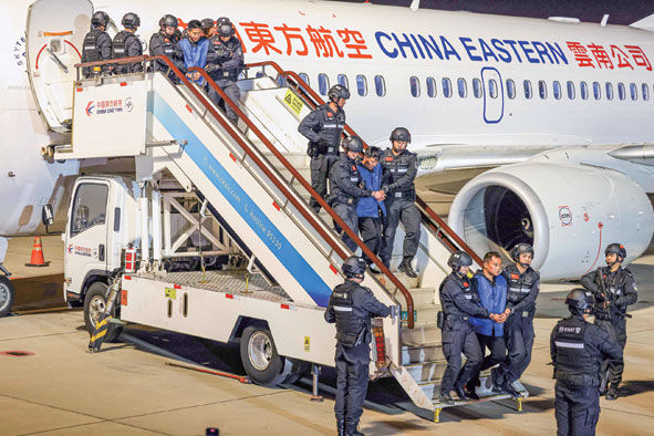 白所成等10名缅北重大犯罪嫌疑人被成功押解回国-3.jpg