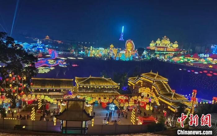 中新网 | （新春走基层）第30届自贡国际恐龙灯会开幕-6.jpg
