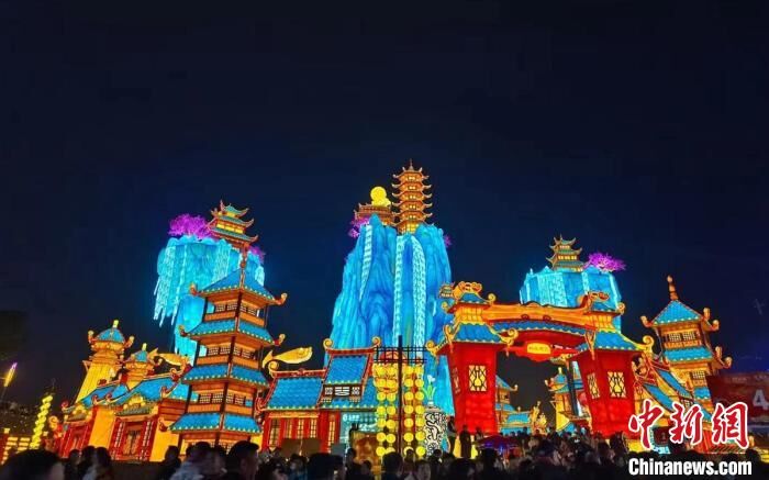 中新网 | （新春走基层）第30届自贡国际恐龙灯会开幕-4.jpg