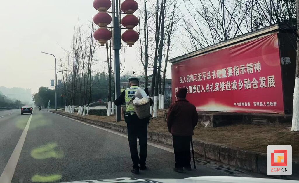 温暖！巡逻交警送八旬晕车老人步行回家-1.jpg