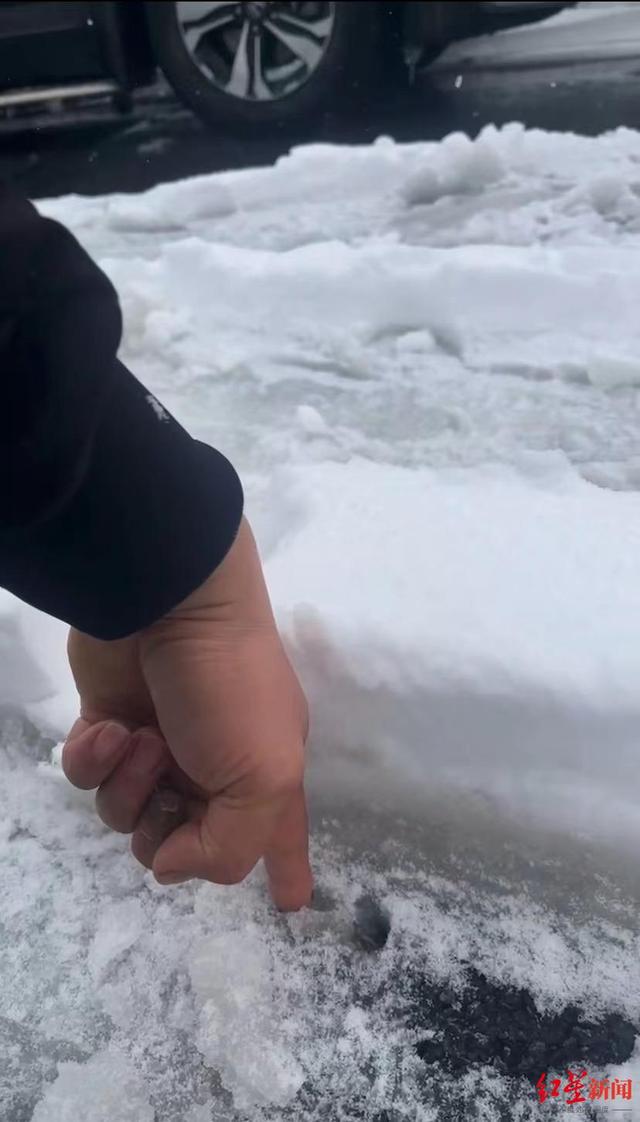 湖北暴雪致约30条高速路关闭，车辆一夜行进不到2公里，村民自发送热水泡面-3.jpg