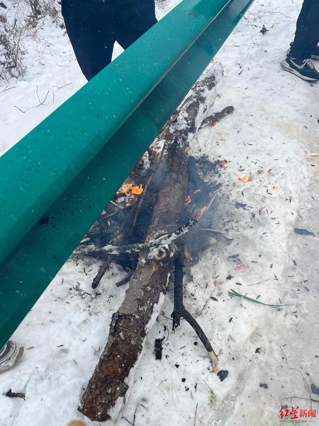 湖北暴雪致约30条高速路关闭，车辆一夜行进不到2公里，村民自发送热水泡面-2.jpg
