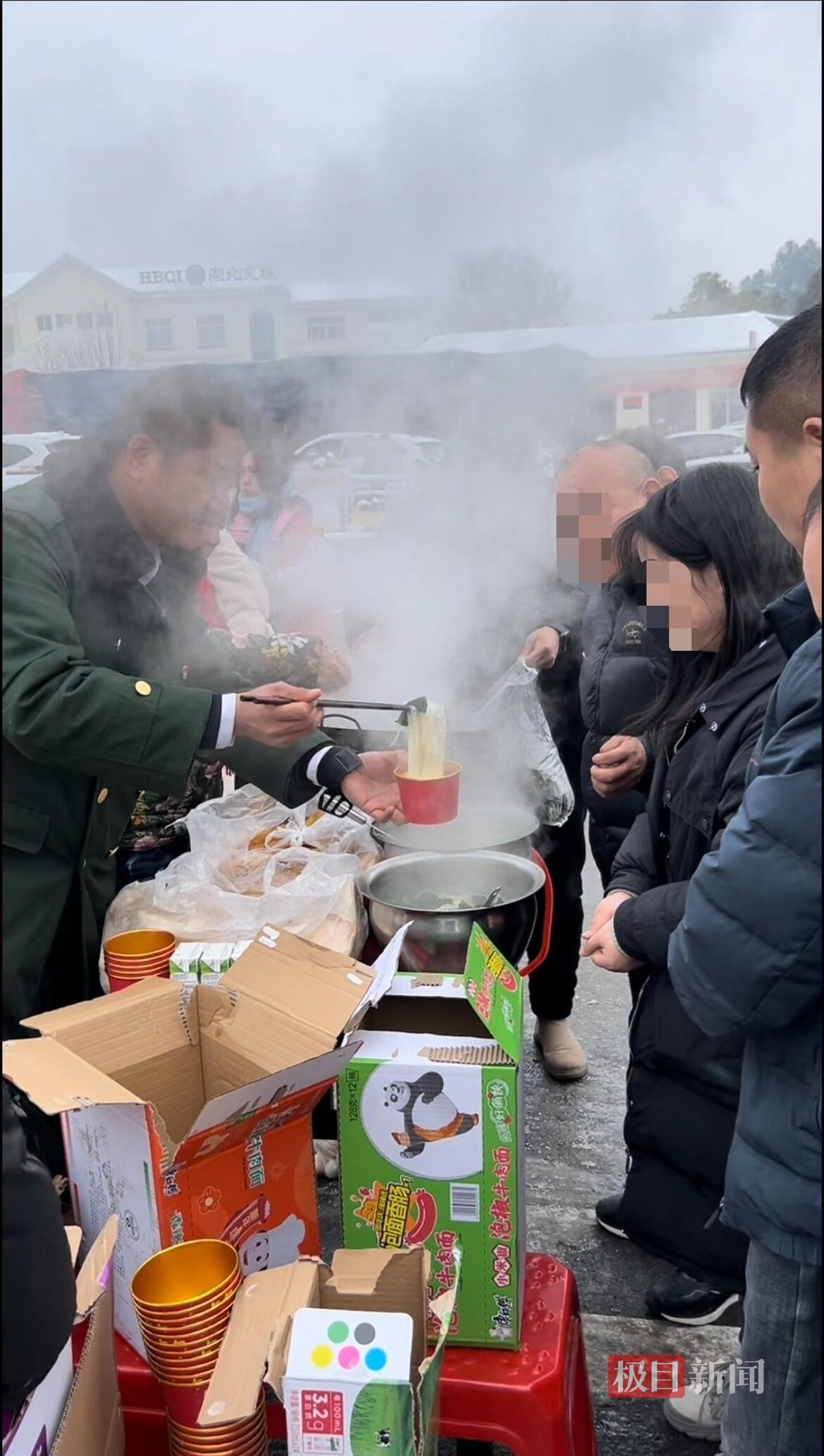 湖北一文旅局长带着锅和煤气罐赶到高速口，为200多名滞留旅客煮面条-1.jpeg