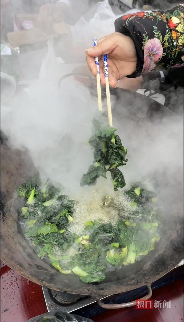 湖北一文旅局长带着锅和煤气罐赶到高速口，为200多名滞留旅客煮面条-3.jpg
