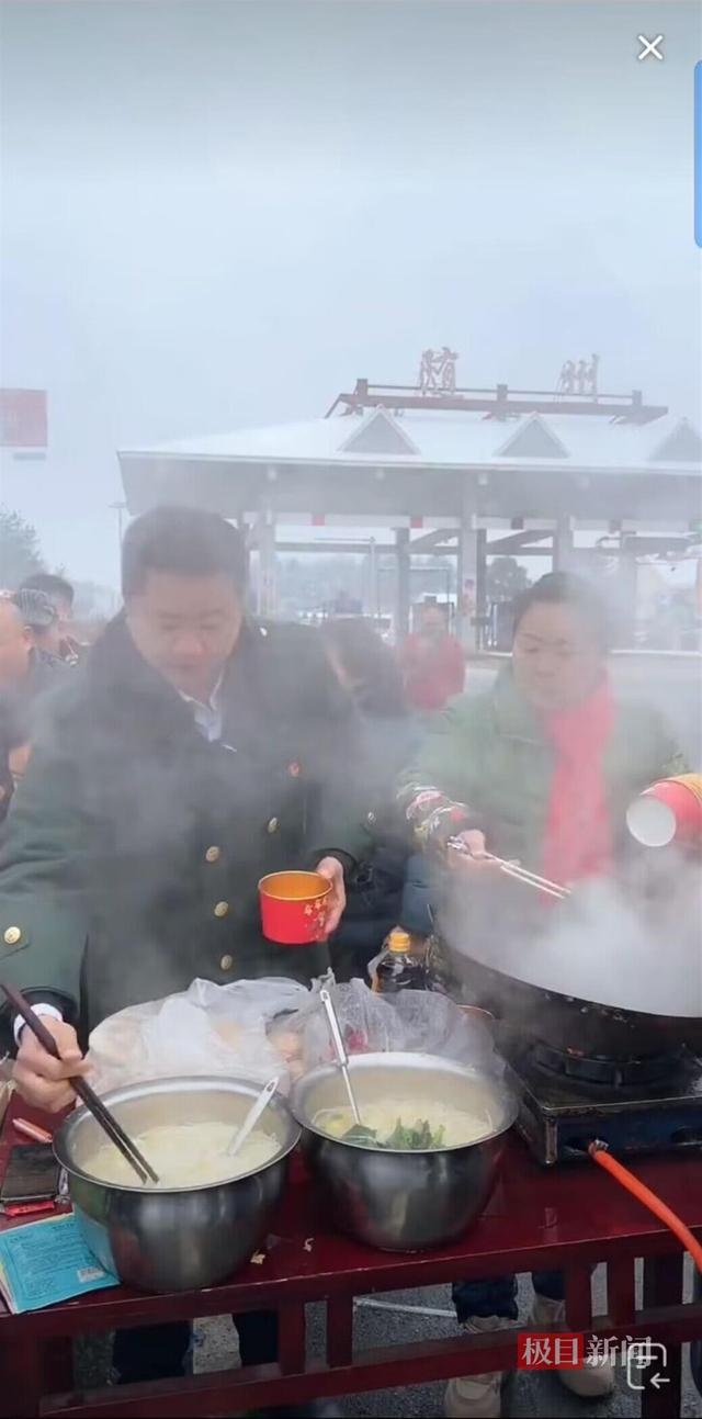 湖北一文旅局长带着锅和煤气罐赶到高速口，为200多名滞留旅客煮面条-2.jpg