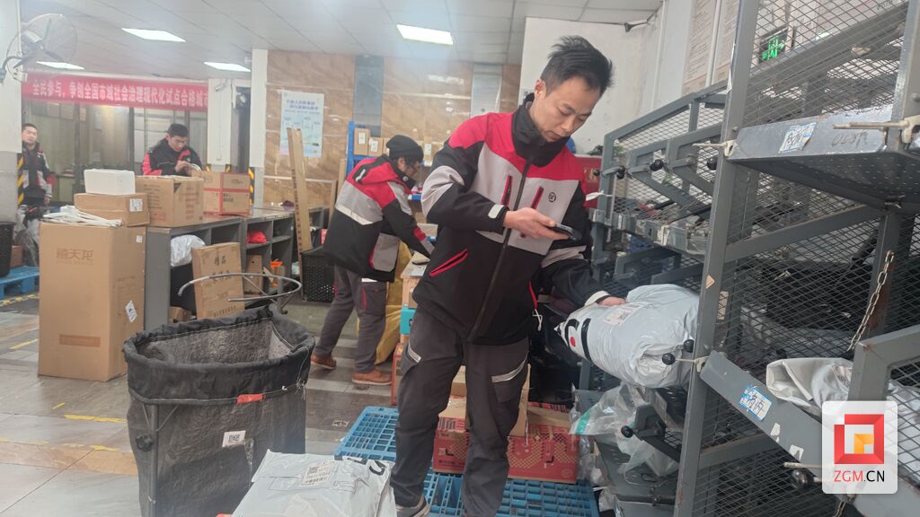 【新春走基层】自贡快递小哥：啥？过年快递不打烊，我还能回家过年？-2.jpg