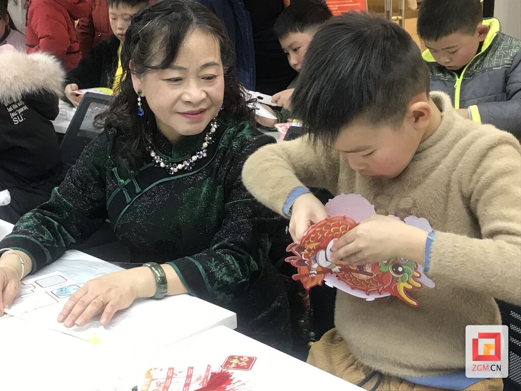 做花灯、搓汤圆……“紫薇花家庭”迎新年-4.jpg