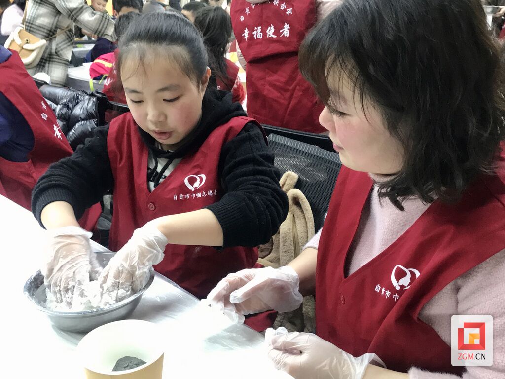 做花灯、搓汤圆……“紫薇花家庭”迎新年-6.jpg