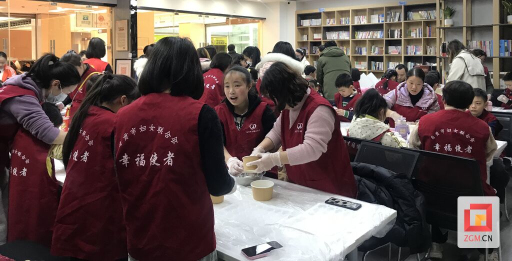 做花灯、搓汤圆……“紫薇花家庭”迎新年-3.jpg