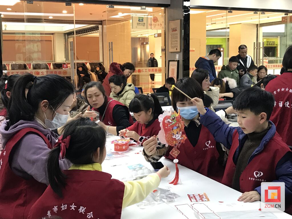 做花灯、搓汤圆……“紫薇花家庭”迎新年-5.jpg