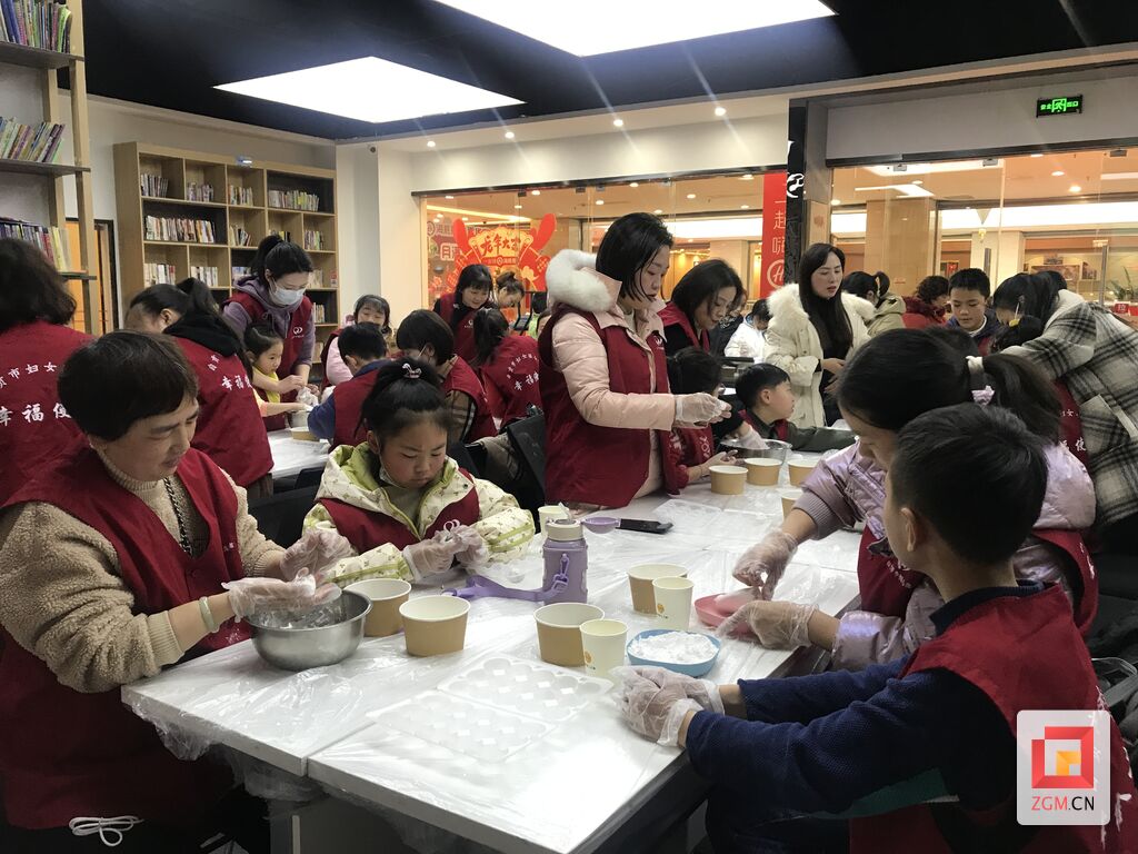 做花灯、搓汤圆……“紫薇花家庭”迎新年-7.jpg