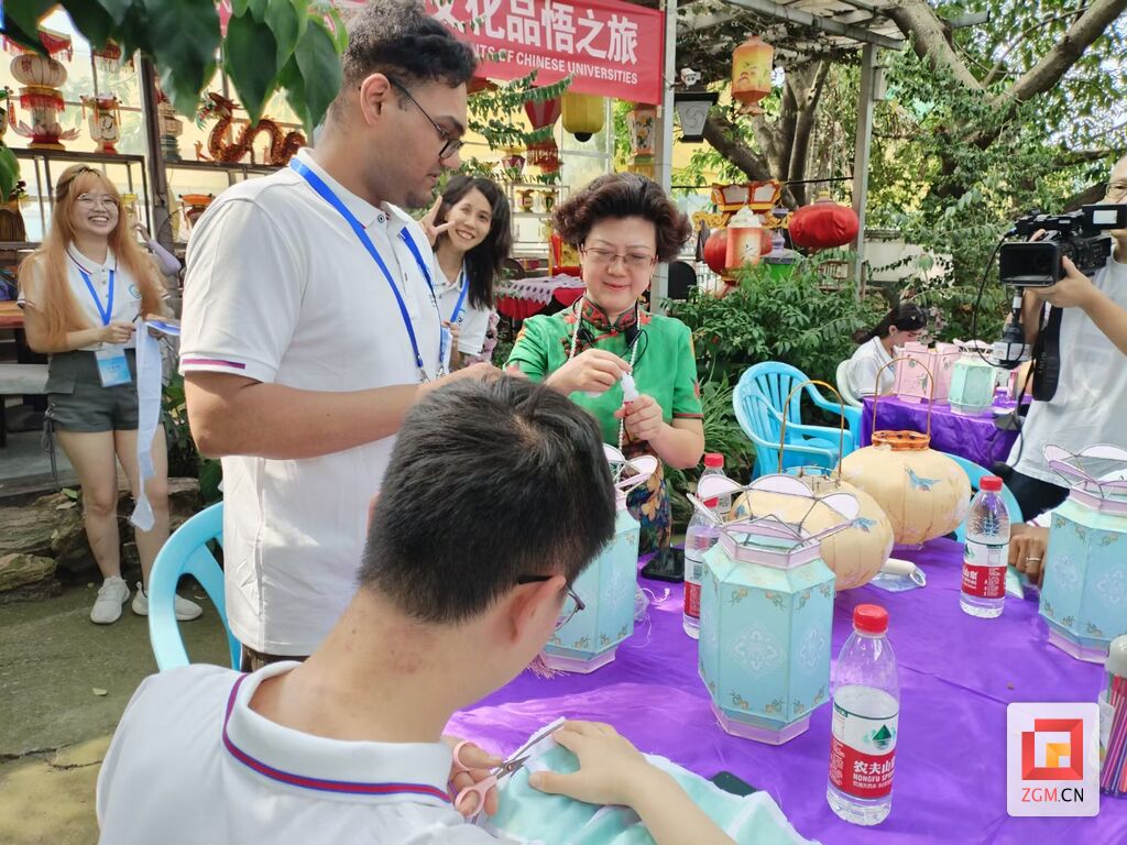 【寻迹 | 盐都非遗】 胡氏花灯：璀璨百年传匠心-6.jpg