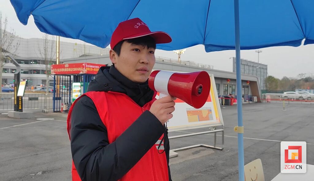 【新春走基层】公交观灯摆渡人的“岁岁年年”-7.jpg