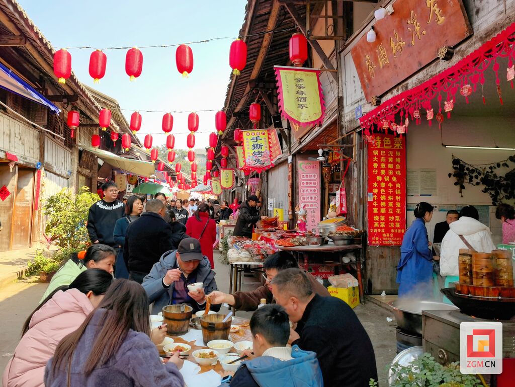 【新春走基层】仙市古镇：游客逛古镇看表演品美食热闹非凡-5.jpg