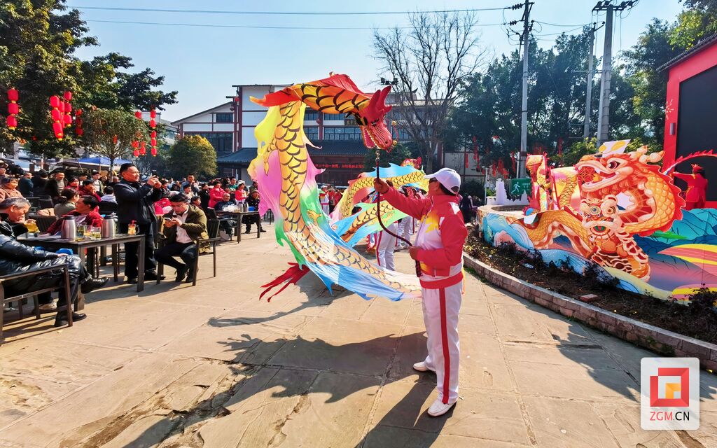 【新春走基层】仙市古镇：游客逛古镇看表演品美食热闹非凡-6.jpg