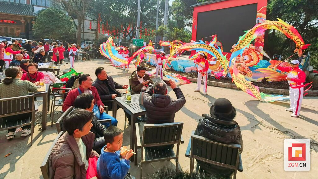 【新春走基层】仙市古镇：游客逛古镇看表演品美食热闹非凡-2.jpg