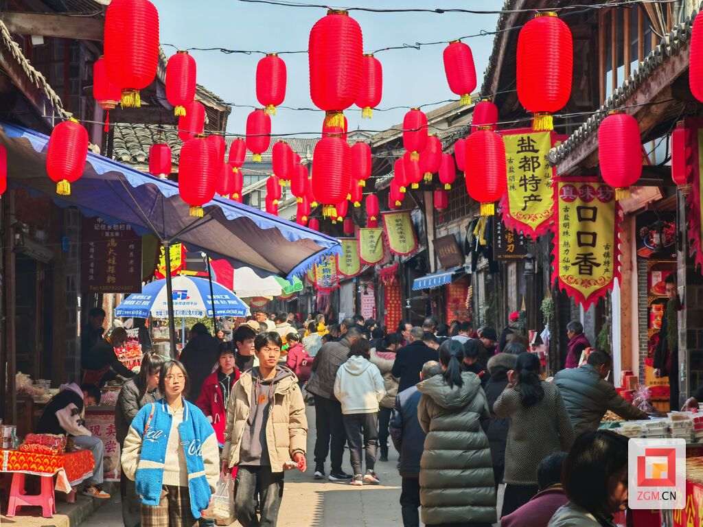 【新春走基层】仙市古镇：游客逛古镇看表演品美食热闹非凡-3.jpg