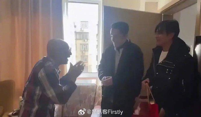 胡歌、陈龙去养老院看望了游本昌夫妇……-2.jpg