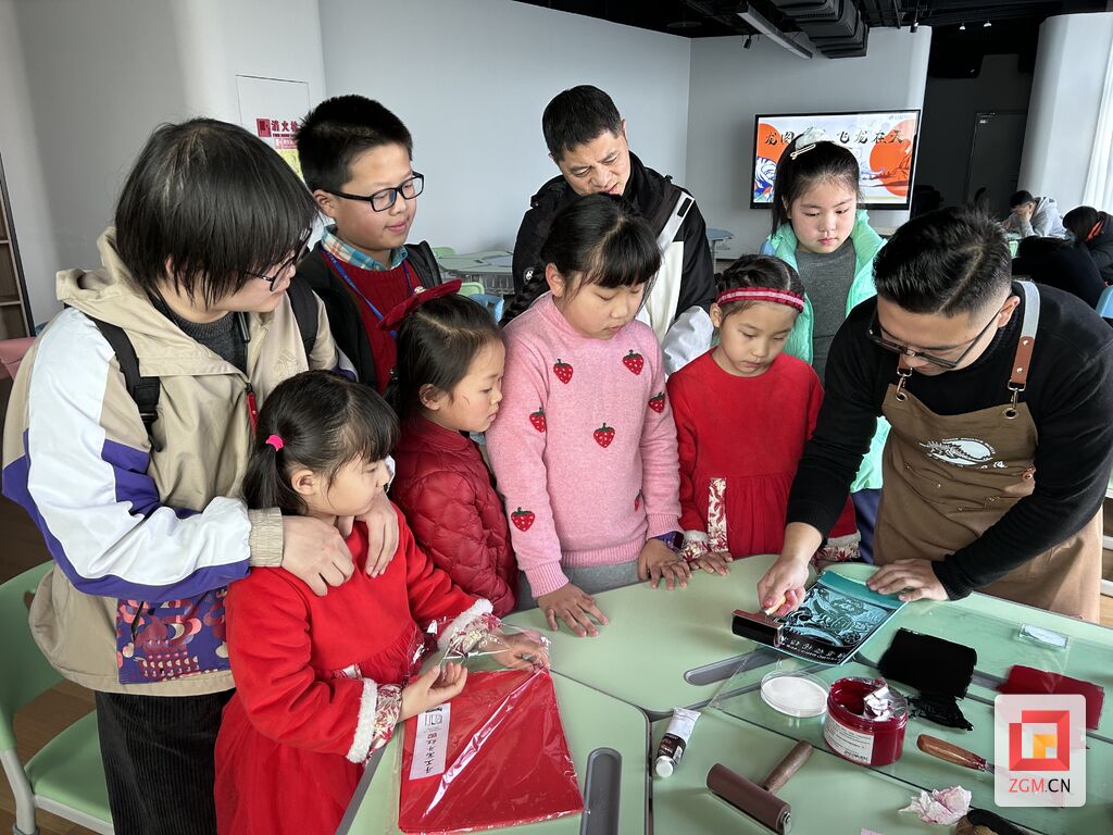 【新春走基层】龙年探“龙宫”！自贡恐龙博物馆新春活动欢乐多-5.jpg