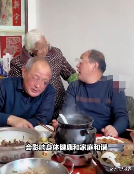 三兄弟新年聚餐 93岁母亲操碎了心，引发社会关注和热议-2.jpg