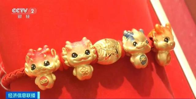 卖疯了！有人特意从外地赶来上海，有金店一天卖出1000多根金条-3.jpg
