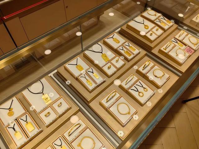 卖疯了！有人特意从外地赶来上海，有金店一天卖出1000多根金条-2.jpg