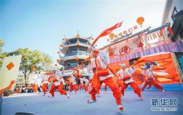 这届年轻人返乡过年“花式整活”：爆改奶奶拍写真，带火“村咖”-5.jpg