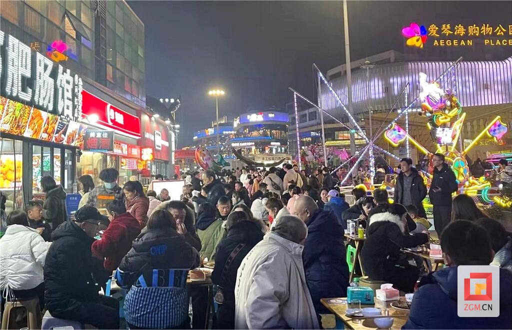 【新春走基层】新春升腾“烟火气” 自贡餐饮市场热闹红火-2.jpg