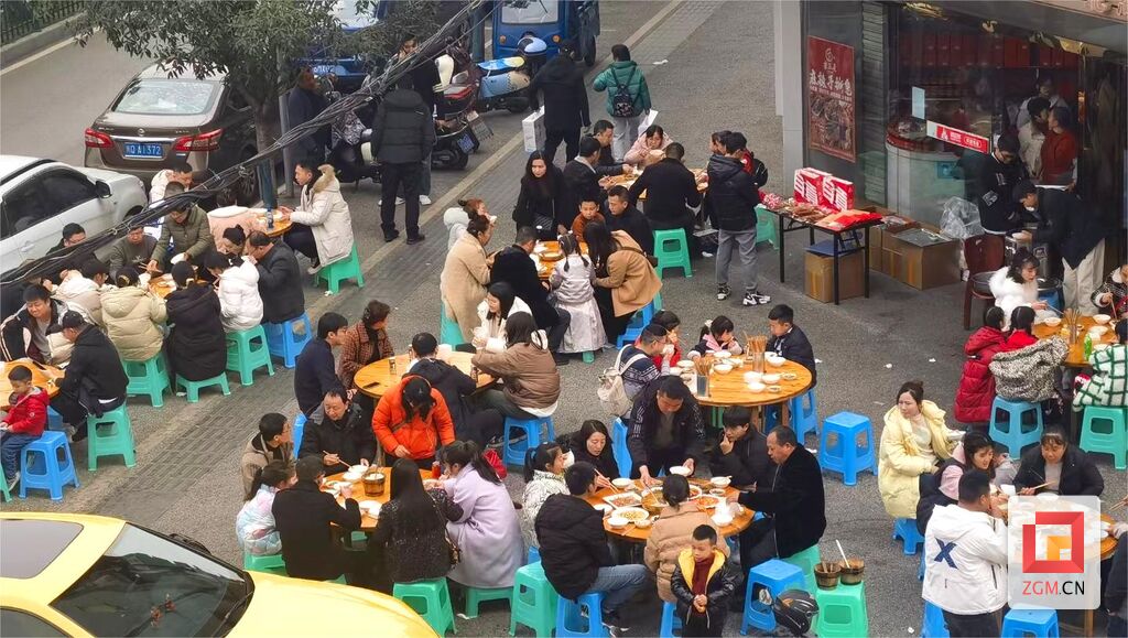 【新春走基层】新春升腾“烟火气” 自贡餐饮市场热闹红火-4.jpg