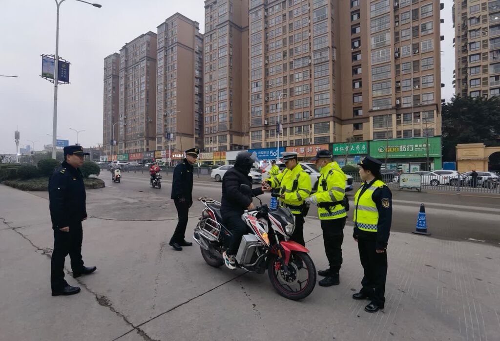 荣县交警：春节“不打烊” 坚守护平安-3.jpg