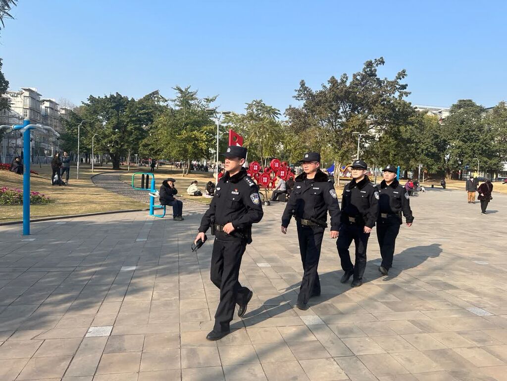 荣县交警：春节“不打烊” 坚守护平安-4.jpg