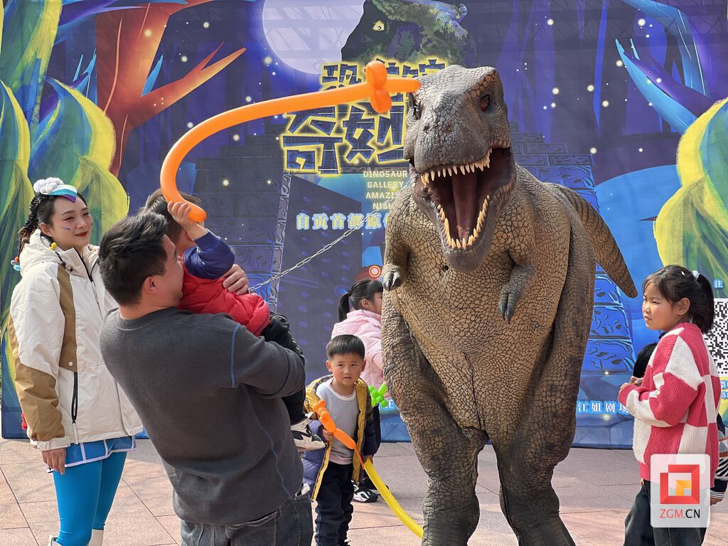【新春走基层】是什么让大家兴奋鼓掌？看自贡杂技为春节添彩-4.jpg