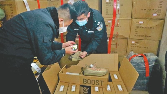 成都龙泉驿警方查获假鞋产业链，涉案2.3亿元-1.jpg