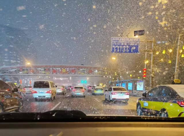 上海大雨！气象预报又“全黑”了？多地紧急通知：停课、延迟开学！-4.jpg