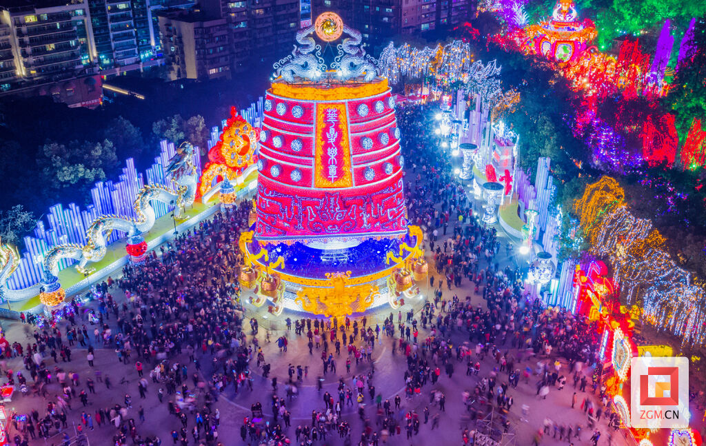自贡“彩灯人”③ | 胡少文：瓷器变灯成一绝-5.jpg
