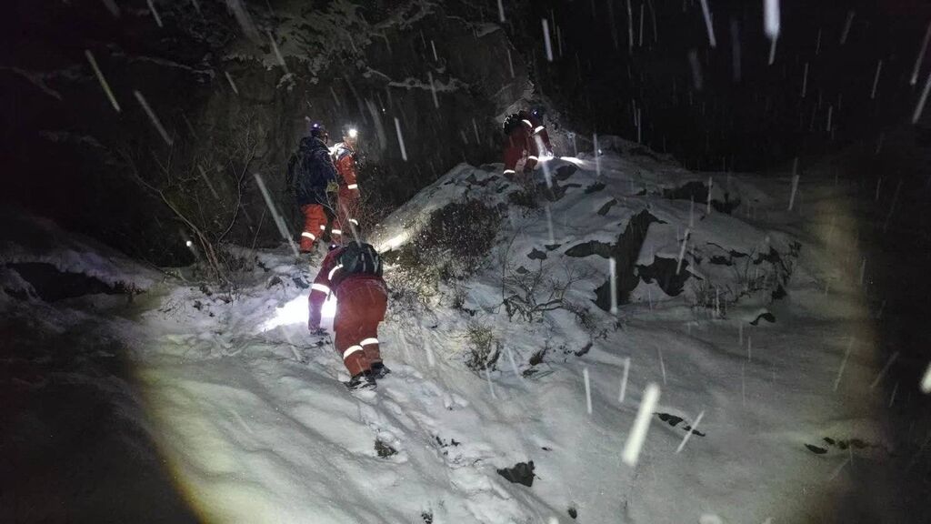 房山5名高中生爬野山被困，34小时大营救细节曝光-1.jpg