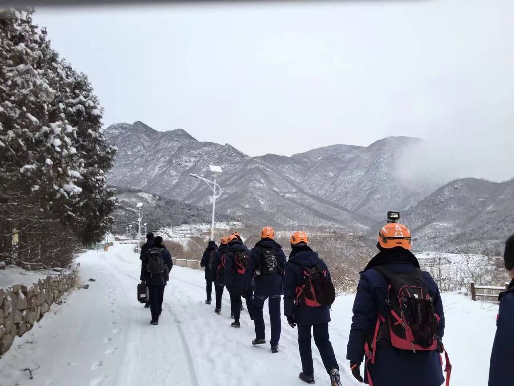 房山5名高中生爬野山被困，34小时大营救细节曝光-2.jpg
