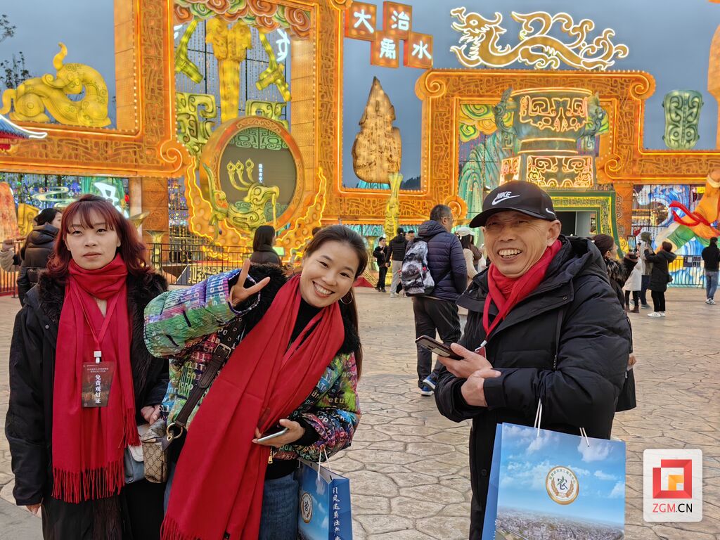 暖心！自贡灯会迎来一群特殊的游客——-4.jpg