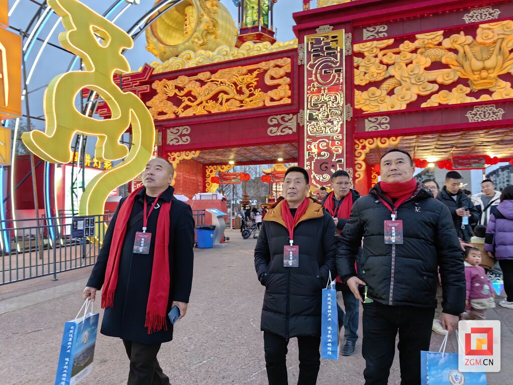 暖心！自贡灯会迎来一群特殊的游客——-3.jpg