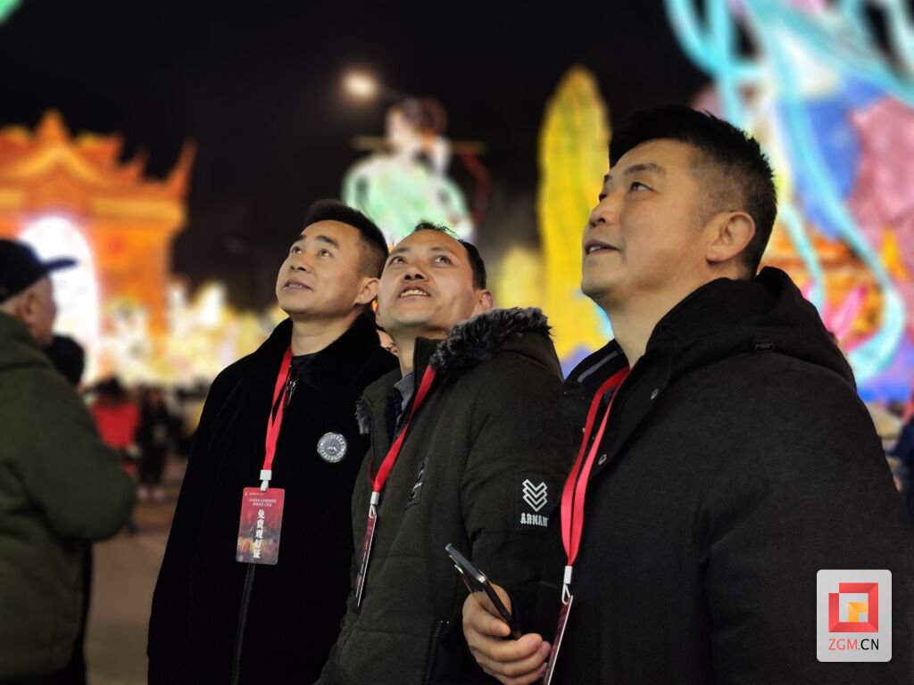 暖心！自贡灯会迎来一群特殊的游客——-6.jpg