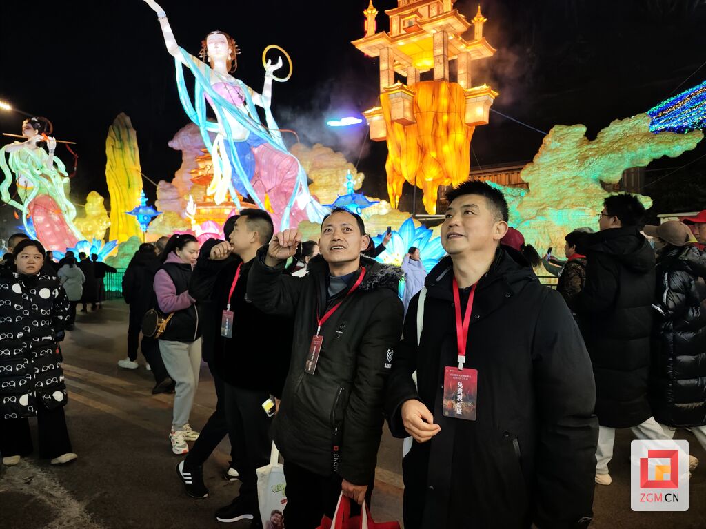 暖心！自贡灯会迎来一群特殊的游客——-5.jpg