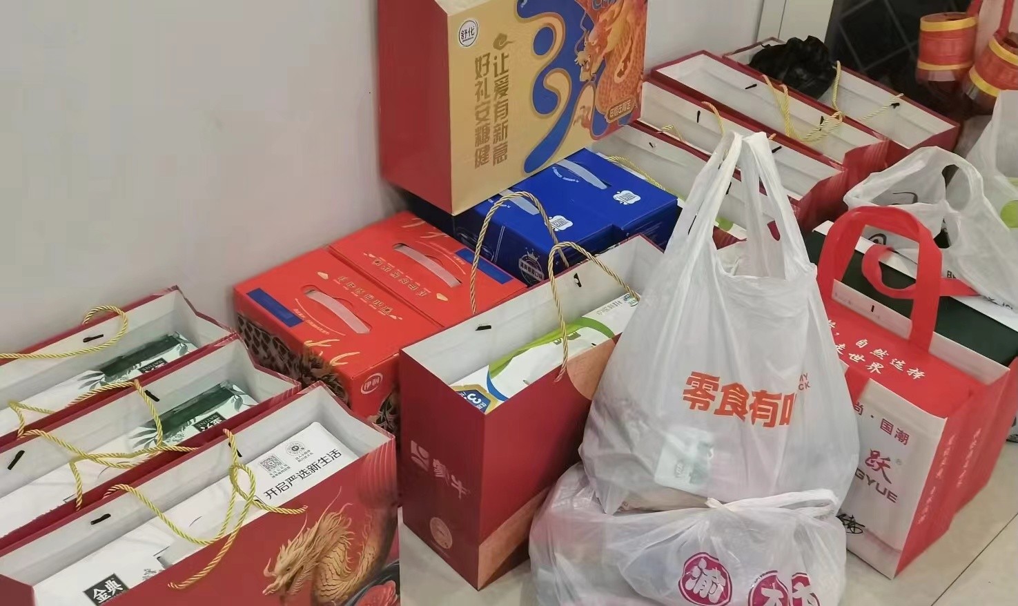 真该改改这个拜年习俗了，建议只聚餐，不送礼-1.jpg