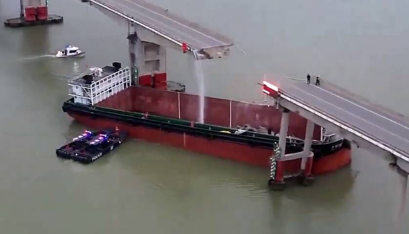 危急时刻！他守在断裂大桥前，拦住多辆车-1.jpg