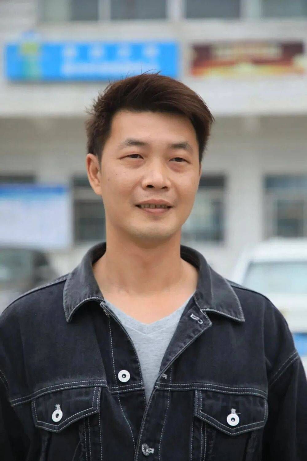 危急时刻！他守在断裂大桥前，拦住多辆车-4.jpg