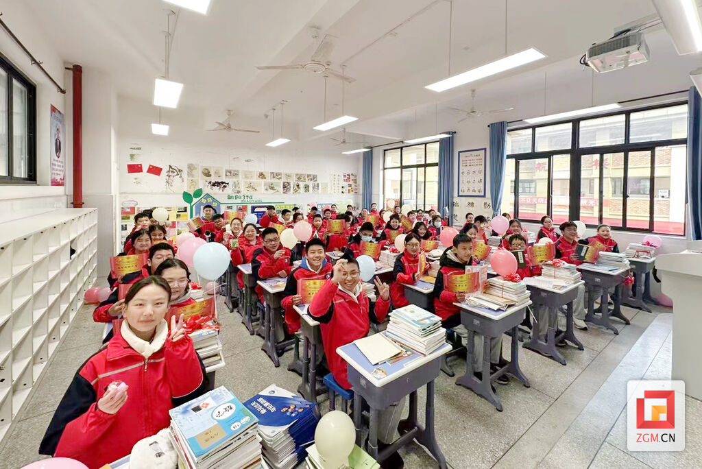 专属标语牌、新学期“红包”……自贡各学校“花式”迎接师生返校-5.jpg