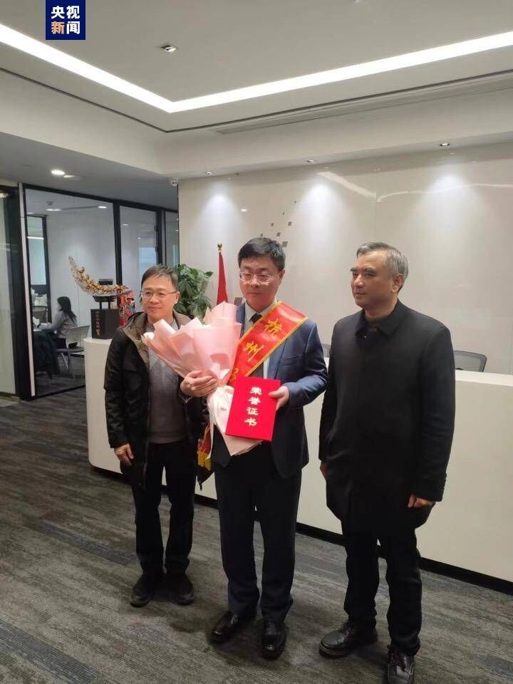 杭州阻止施暴车主获“杭州好人”称号-1.jpg