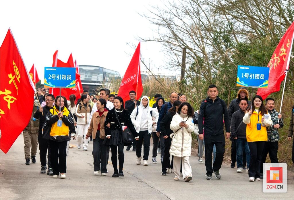 倡导全民健身 自贡举行迎新登高健身活动-1.jpg