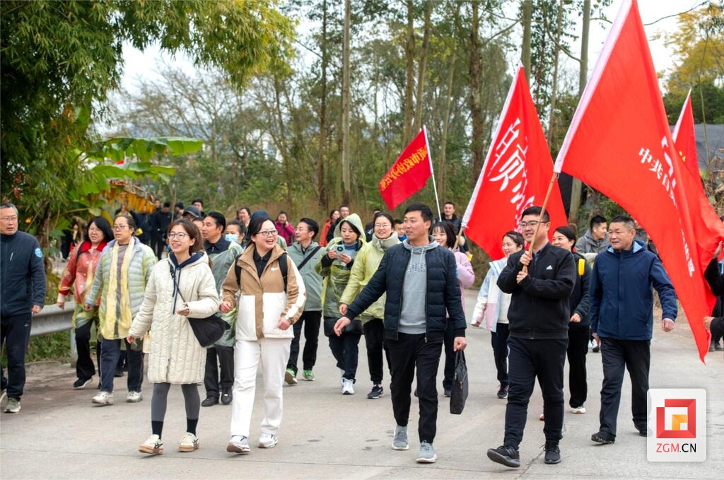 倡导全民健身 自贡举行迎新登高健身活动-6.jpg