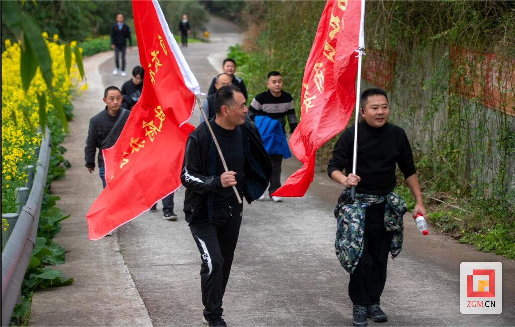 倡导全民健身 自贡举行迎新登高健身活动-5.jpg