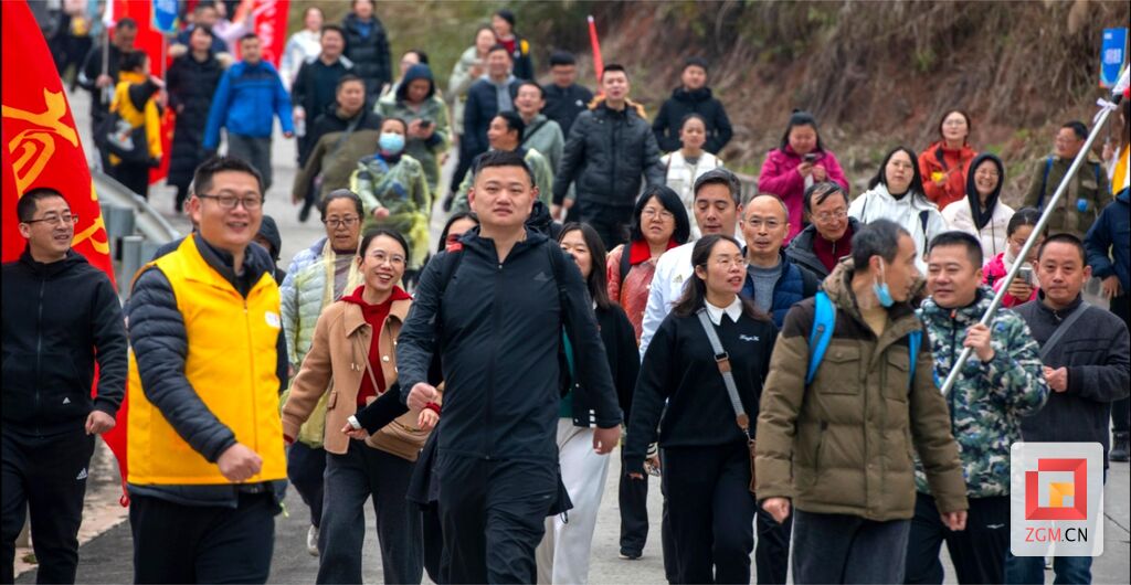 倡导全民健身 自贡举行迎新登高健身活动-4.jpg